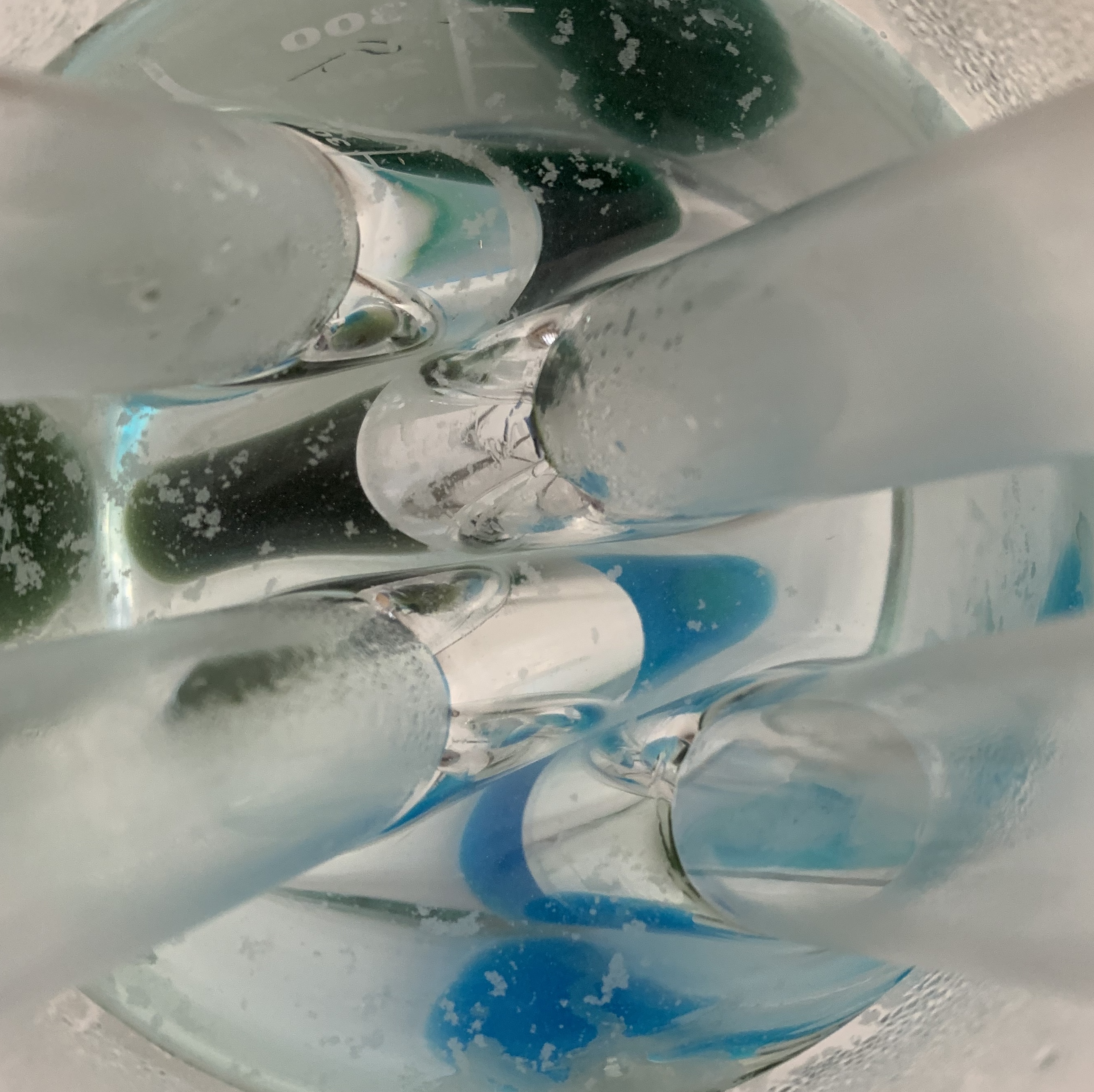Bild aus dem Chemischen Fotokalender: Reagenzgläser in einem mit Wasser gefüllten Gefäß