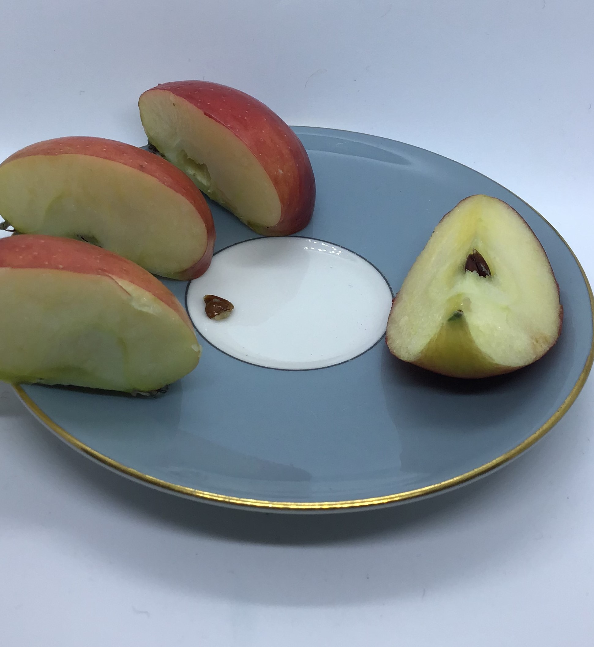 Apfel in vier Stücken geschnitten