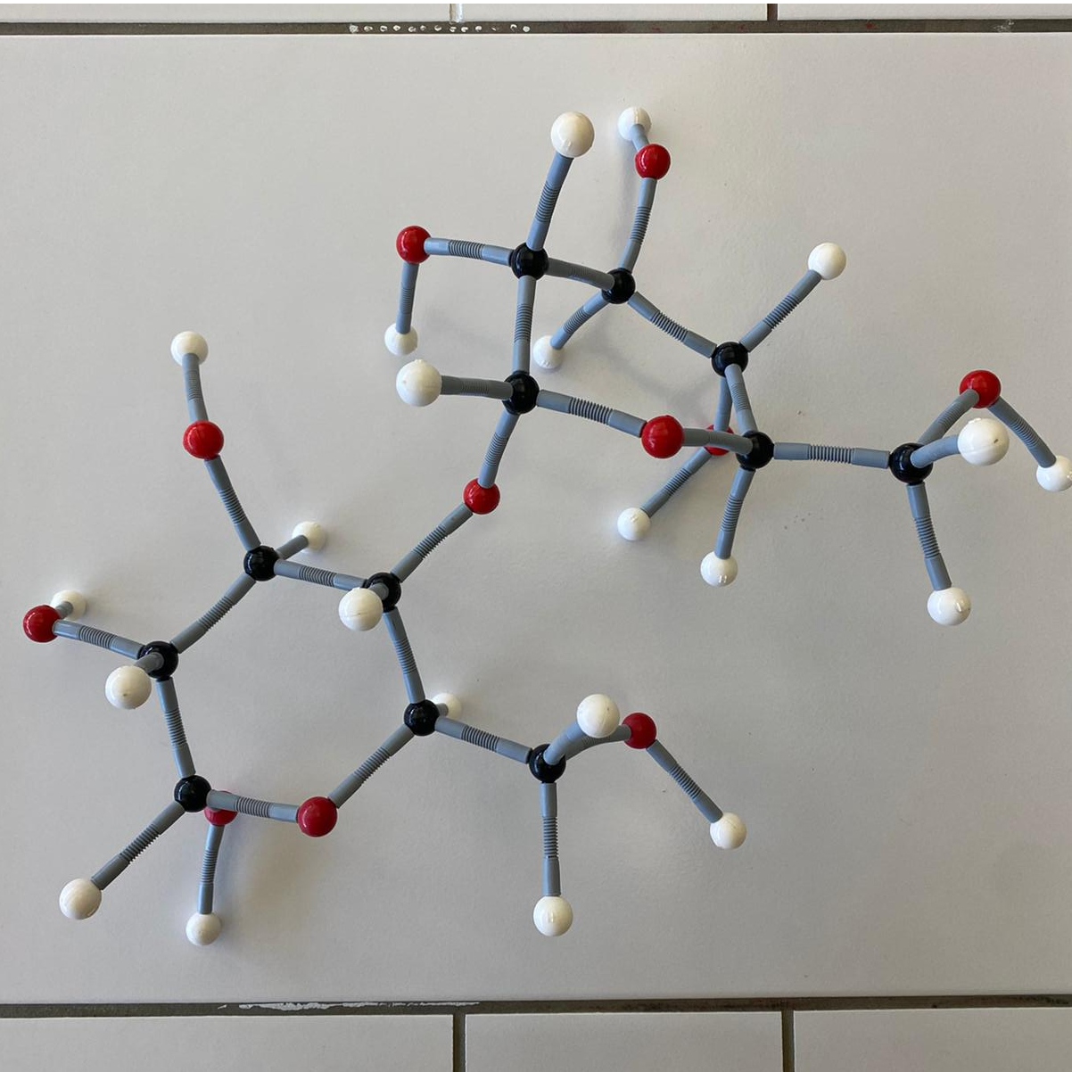 Bild aus dem Chemischen Fotokalender: Zusammengestecktes Modell eines Moleküls