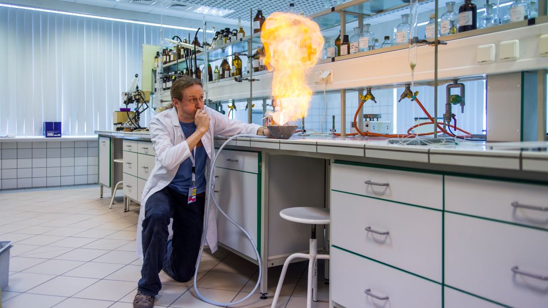 Mann experimentiert im Labor mit Feuer