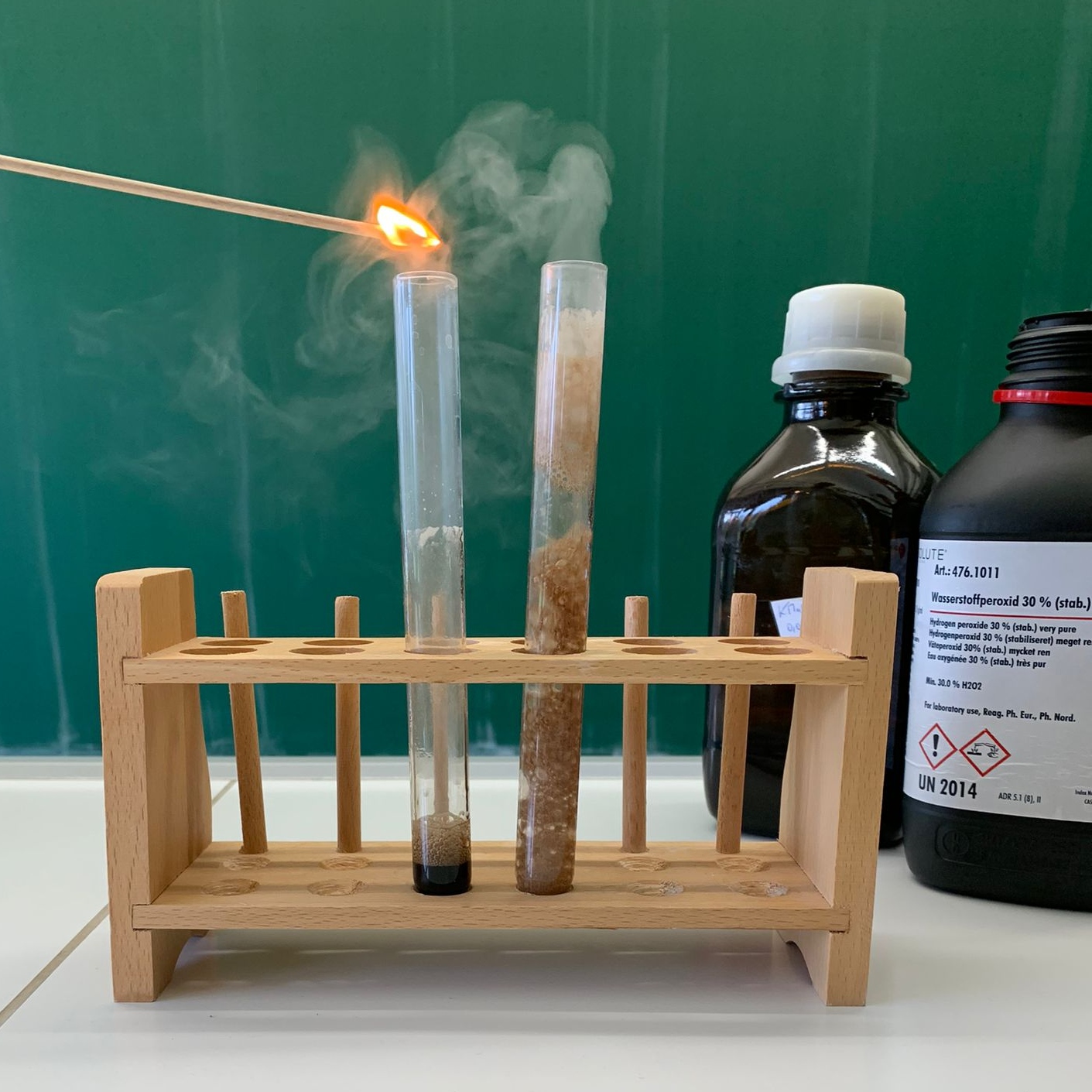 Bild aus dem Chemischen Fotokalender: Zwei Reagenzgläser und ein brennender Glimmspan