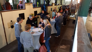 Qualifizierungsangebot in Jena: Lehrkräfte stehen in der Kaffeepause in der Imaginata zusammen
