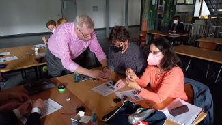 Qualifizierungsangebot in Jena: Lehrkräfte experimentieren beim Workshop "Click your Circuit"