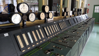 Qualifizierungsangebot in Jena: Alte technische Geräte in der Imaginata, die in einem ehemaligen Umspannwerk ist