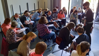 Qualifizierungsangebot in Jena: Lehrkräfte sitzen im Stuhlkreis und arbeiten zusammen