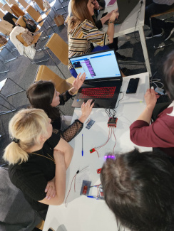 Eine Gruppe von Lehrkräften arbeitet an einem Computer