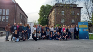 Qualifizierungsangebot in Jena: Gruppenfoto der teilnehmenden Lehrkräfte draußen vor der Imaginata