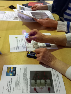 Qualifizierungsangebot in Jena: Lehrkräfte experimentieren beim Workshop "Click your Circuit"