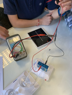Ein Wasserstoff-Brennstoffzellen-Elektrolyseur mit einer Solarzelle wird im Schulunterricht aufgebaut.