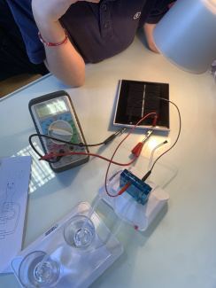 Ein Wasserstoff-Brennstoffzellen-Elektrolyseur mit einer Solarzelle wird im Schulunterricht aufgebaut.