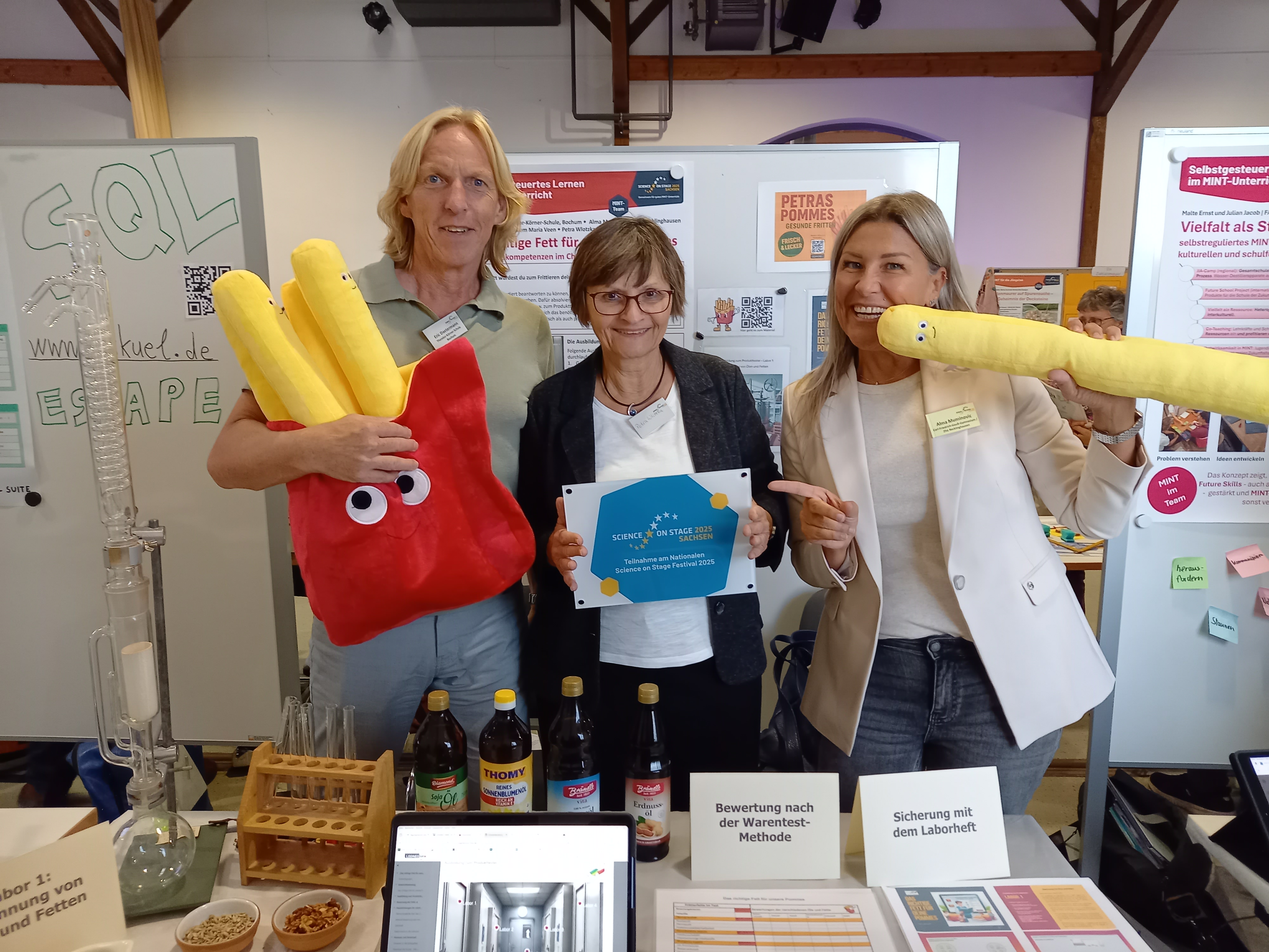 drei Personen an einem Messestand