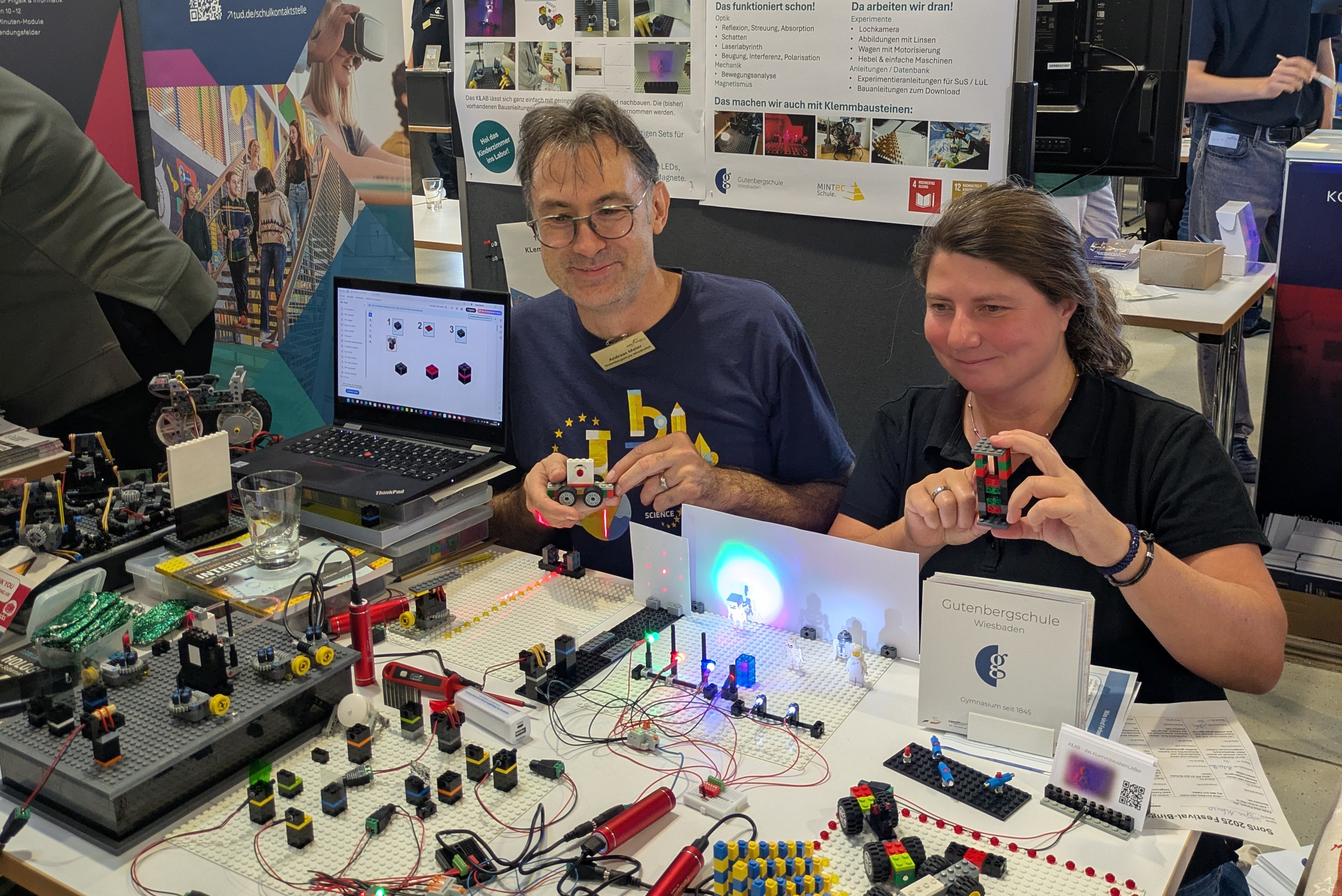 Andreas Meier und Sabrina Alfonso präsentieren das Projekt KLAB am Stand beim Science on Stage Festival