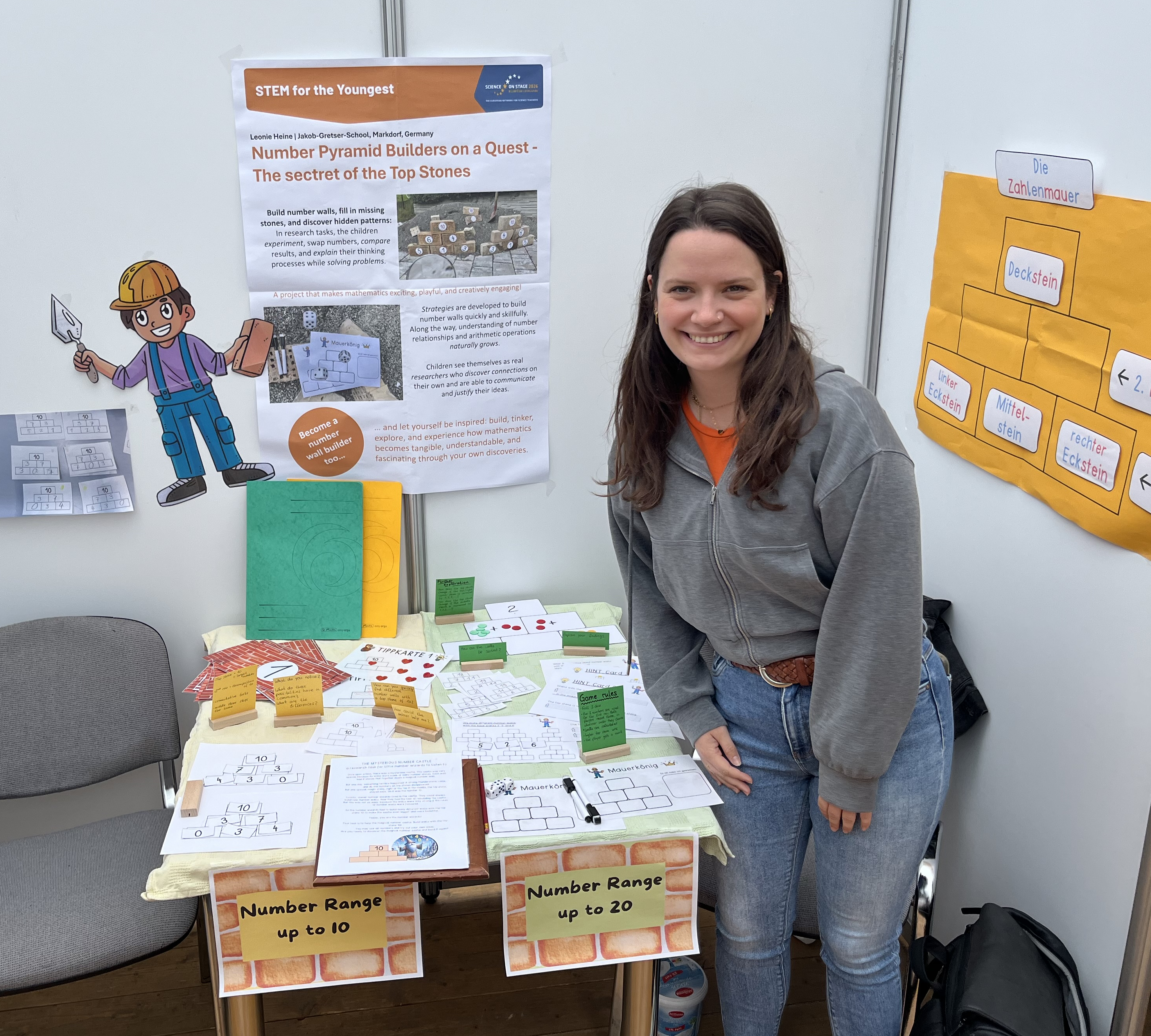 Eine Frau steht an einem Messestand.