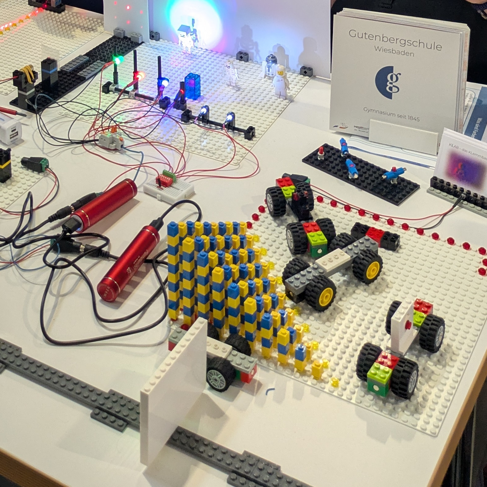 Klemmbausteine, Kabel, Leuchten und ein Schild der Gutenbergschule Wiesebaden