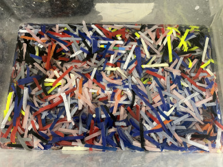 Papierschnipsel sammeln