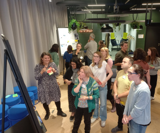 Mehrere Personen schauen ein Whiteboard an.