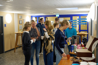 Lehrkräfte stehen in einem Flur zusammen