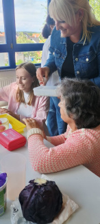 Personen führen ein Experiment durch