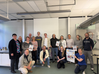 Gruppenfoto mit 16 Personen in einem Laborraum