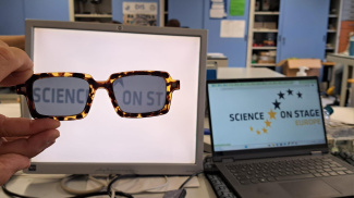 Links ist ein LCD-Bildschirm ohne seine oberste Schicht und rechts ein normaler Bildschirm zu sehen. Das Bild auf beiden Bildschirmen ist identisch, aber links kann man es nur mit einer Polarisationsbrille erkennen.