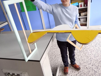 Hier wird deutlich, dass nur eine bestimmte Schwingungsebene den Filter passieren kann.