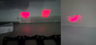 Die beiden Muster auf den beiden Schirmen und „Fransen“ eines Laserflecks auf dem Schirm