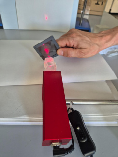 Endergebnis des Experiments: Die Intensität des Laserstrahls hinter den beiden Kalkspat-Kristallen entspricht der Intensität des Strahls am Ausgang des Lasers.