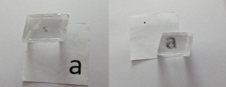 Legt man den doppelbrechenden Kristall auf den Buchstaben, sieht man ihn doppelt.
