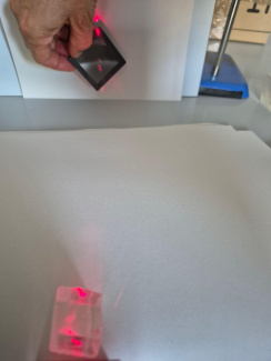 Der aus dem Kristall austretende Laserstrahl trifft auf einen Polarisationsfilter.