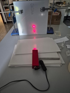 Der Laser und ein Kalkspat-Kristall, der das Laserlicht in zwei Strahlen aufteilt – der eine horizontal, der andere vertikal polarisiert.