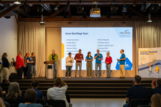 Die Mitglieder des Science-on-Stage-Backstageteams auf der Bühne