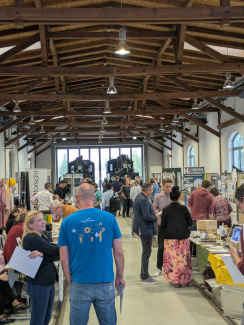 Blick auf eine gefüllte Ausstellungshalle