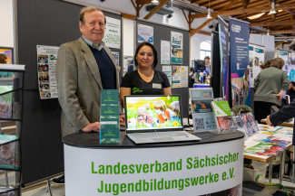Zwei Personen des Landesverbands Sächsischer Jugendbildungswerke an einem Messestand
