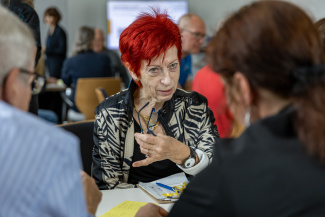 Drei Personen im Gespräch während eines Workshops