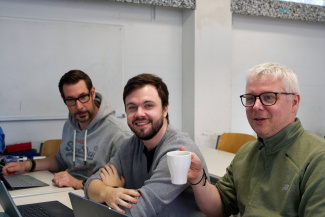 Drei Lehrkräfte sitzen vor Laptops