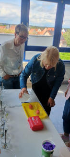 Personen führen ein Experiment durch