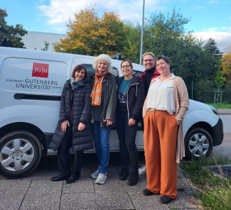 Gruppenbild mit 5 Personen vor einem Van mit dem Logo der Johannes Gutenberg Universität Mainz