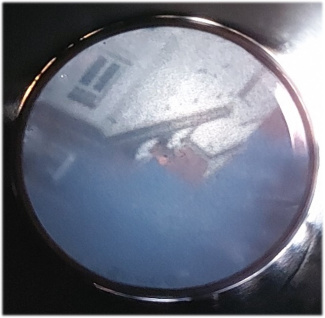 ein runder Bildausschnitt, auf dem eine Hauswand zu sehen ist