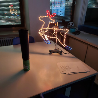 Weihnachtsbeleuchtung in Form eines Rentiers