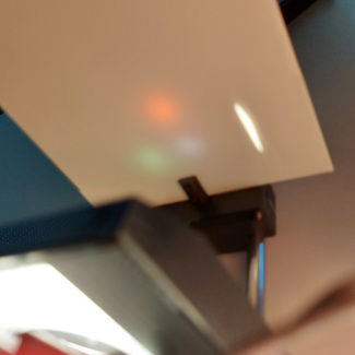 ein Blatt Papier mit einem roten, einem grünen und einem blauen Lichtpunkt