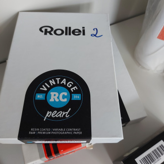 eine Schachtel mit der Aufschrift: Rollei 2