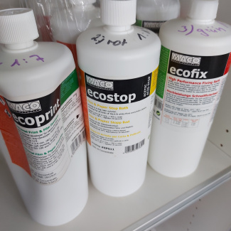 drei weiße Flaschen mit den Aufschriften: ecoprint, ecostop, ecofix