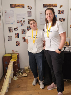 Zwei Frauen stehen an einem Messestand.