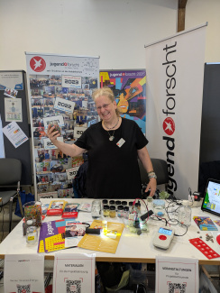 Eine Ausstellerin an einem Messestand von Jugend forscht