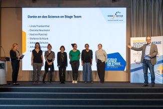 Das Team der Geschäftsstelle von Science on Stage auf der Bühne