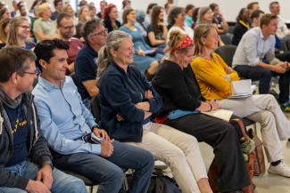 Blick auf einen voll besetzten Veranstaltungssaal