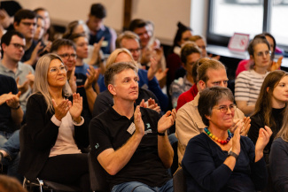 Klatschendes Publikum in einem Veranstaltungssaal