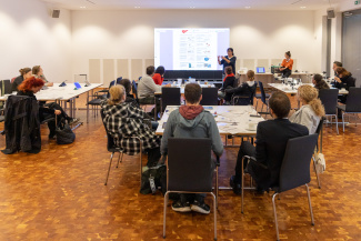 Workshopteilnehmer in Sitzgruppen